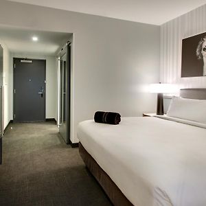 King Room Bath Tub Mobility Hearing Access or Non-Smoking